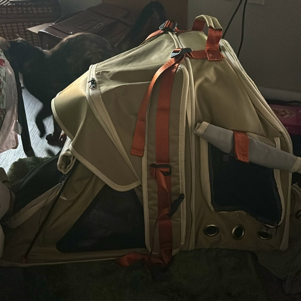 *sfw* cat carrier backpack with extendable back - Picture 2 of 2